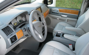 112_0902_06z2009_chrysler_town_and_country_limitedfront_seats