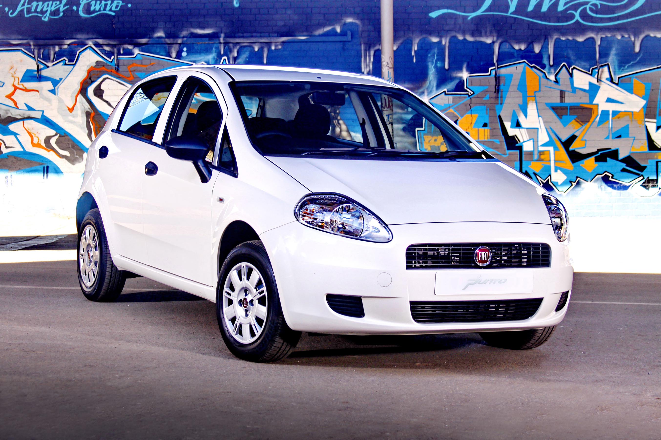 Fiat va reduce investiţiile în Europa, iar Peugeot va vinde active, din cauza scăderii vânzărilor